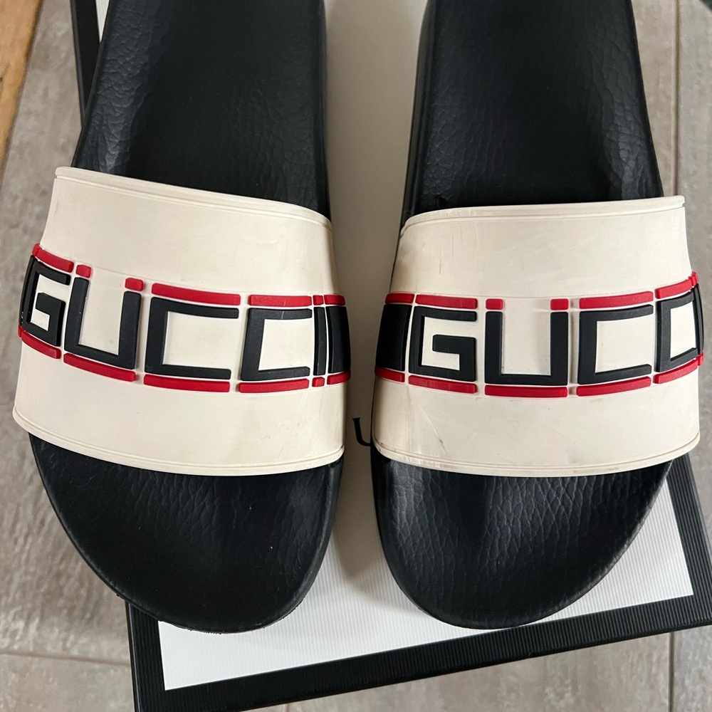 Mens Authentic Gucci Black and Cream Slides! Shoe box & dust bags included